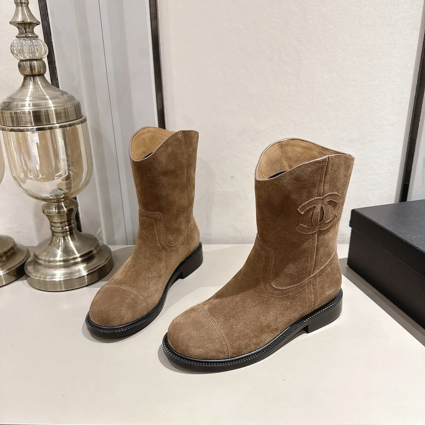 👟👟Ex-factory price 540👟👟 (Top version) CHANEL Chanel* Xiaoxiang new autumn and winter letter knight boots. This knight boot is really a representative of handsome fashion. The boots are decorated with Chanel letters, low-key yet luxurious! Simple, fashionable, individual and grand! The natural and smooth beauty has a beauty that is stunning in time. You should also show off your long legs in winter ~ Upper: imported calfskin Lining: water-dyed cowhide lining Heel height: about 3cm Size: 35-39 (40, 41 customization is not returnable)